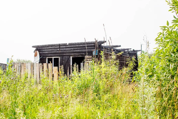 Casa de madera abandonada en el pueblo — Foto de Stock