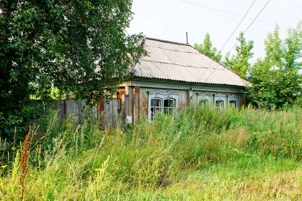 Verlaten houten huis in het dorp — Stockfoto