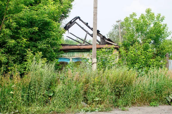 Verlaten houten huis in het dorp — Stockfoto