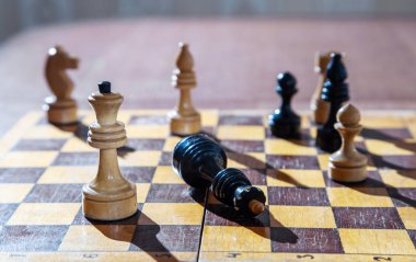 beyaz kraliçenin ayaklarıaltında yatan siyah kral yendi