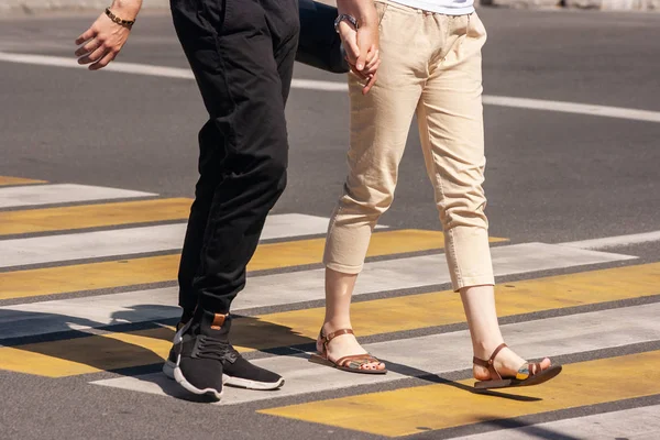 Gambe di giovani pedoni che camminano sul marciapiede — Foto Stock