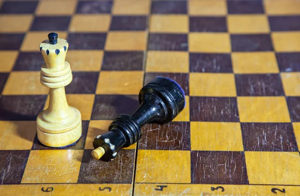 Defeated black king lying at the feet of the white king — Stock Photo, Image