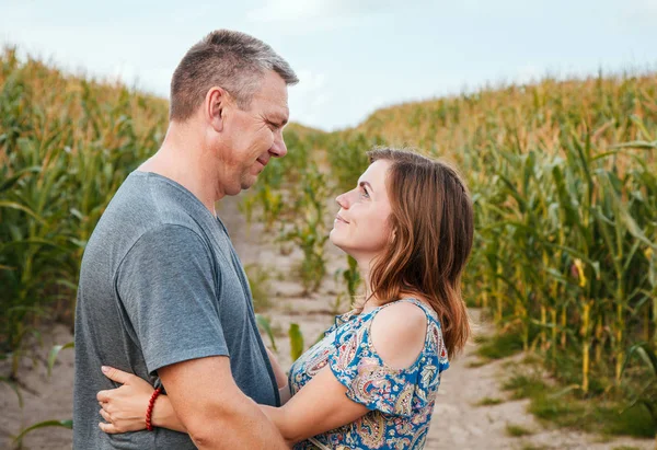 Couple amoureux câlins dans un champ de maïs — Photo