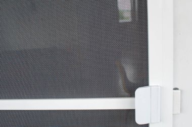 Kapalı mekanda sivrisinek ağlı plastik kapı.