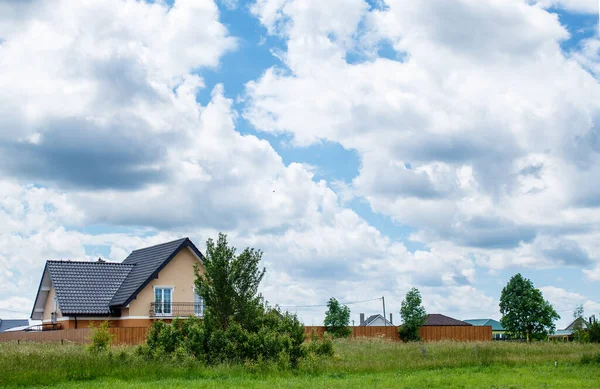Νέο Αγροτικό Σπίτι Ένα Φόντο Συννεφιασμένη Oin Ουρανό Ηλιόλουστη Μέρα — Φωτογραφία Αρχείου
