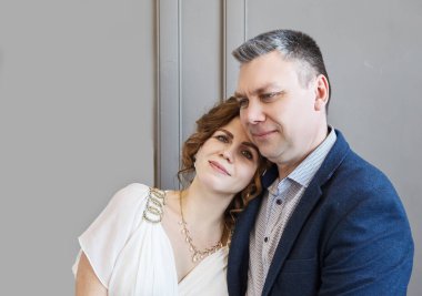 Bir çift yeni evli evde gün ışığında birlikte oturuyorlar.