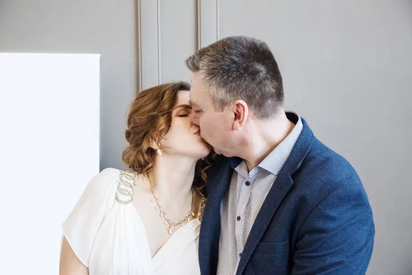 Casal Recém Casados Beijando Interior Com Luz Dia — Fotografia de Stock