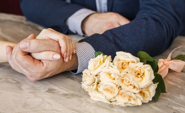 Νιόπαντροι Κρατιούνται Χέρι Χέρι Δίπλα Ένα Γαμήλιο Μπουκέτο Κοντά Χέρια — Φωτογραφία Αρχείου