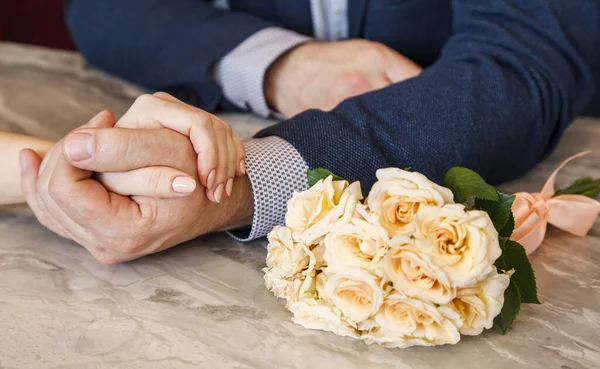 Sposi Tengono Mano Accanto Bouquet Nozze Mani Primo Piano — Foto Stock