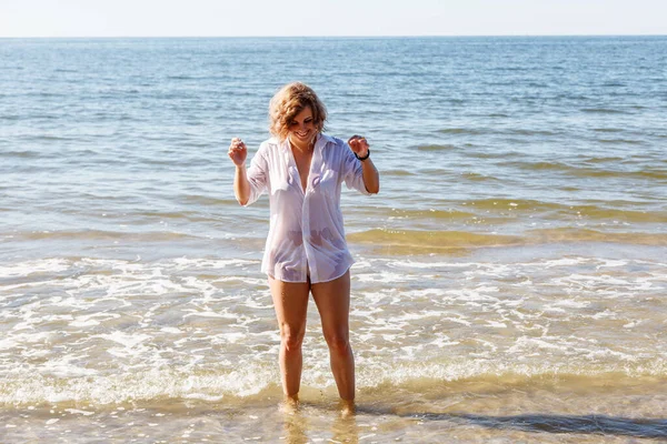 Młoda Blondynka Mokrej Białej Koszuli Stojąca Wodzie Nad Brzegiem Morza — Zdjęcie stockowe