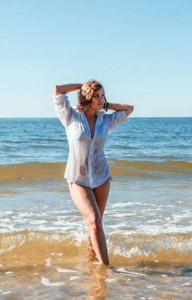 Mladá Blondýna Žena Mokré Bílé Košili Stojící Vodě Blízkosti Pobřeží — Stock fotografie