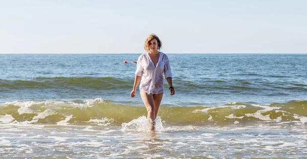 Giovane Donna Bionda Camicia Bianca Bagnata Che Esce Dall Acqua — Foto Stock