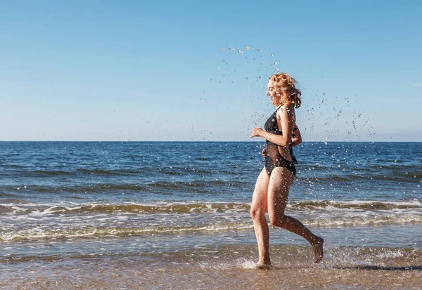 Mladá Krásná Blondýnka Dívka Černé Plavky Běží Podél Písku Mořského — Stock fotografie
