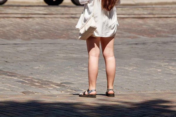 Jeune Femme Attente Feu Circulation Passage Piétonnier Sur Une Journée — Photo