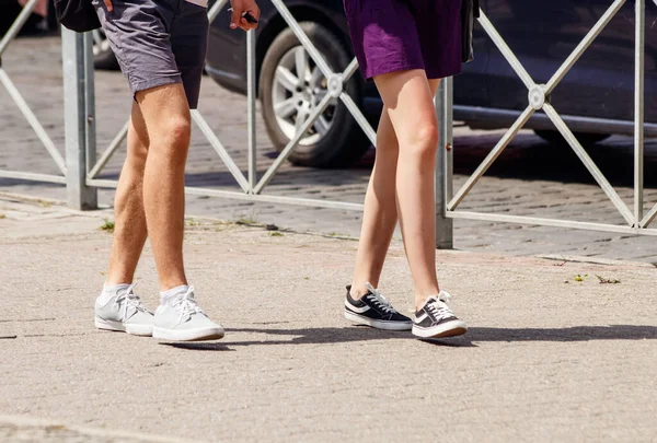 Молодая Пара Идет Тротуару Солнечный Летний День Ноги Крупным Планом — стоковое фото