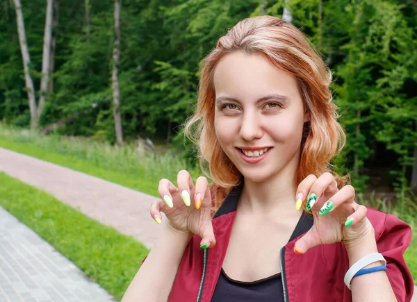 Mladá Hravá Blondýnka Dívka Ukazuje Tygra Parku Slunné Letní Den — Stock fotografie