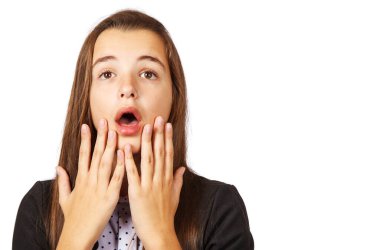 Şaşırmış esmer, güzel, uzun saçlı, elleriyle ağzını kapatan genç bir kız. beyaz arkaplanda izole