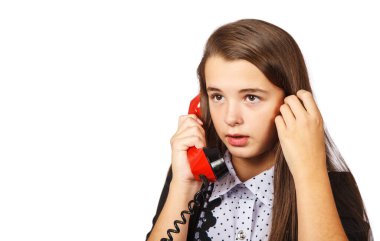 Genç esmer kız kırmızı retro telefonda konuşuyor. Beyaz arka planda yakın plan.