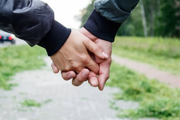 Frau Mit Einem Mann Der Einem Sommertag Freien Eine Hand — Stockfoto