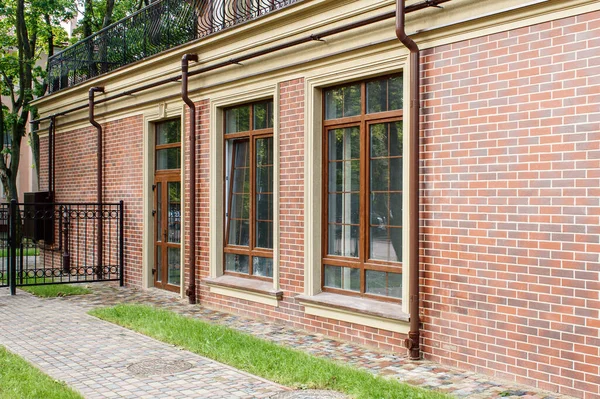 Casa Nueva Con Ventanas Puertas Plástico Una Zona Residencial Día — Foto de Stock