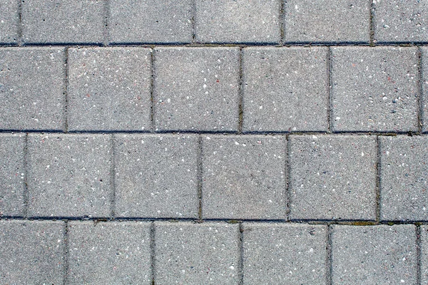 歩道のタイルで舗装道路 美しいレンガの背景と軽い灰色のレンガの石組みの質感 屋外の閉鎖 — ストック写真