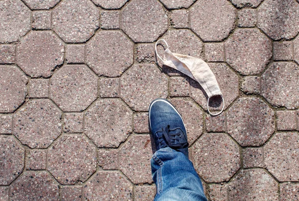 Masque Médical Protection Sur Trottoir Avec Pied Masculin Jour Été — Photo