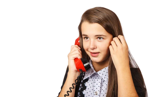 Брюнетка Подросток Улыбающаяся Девушка Разговаривает Красном Ретро Телефоне Крупным Планом — стоковое фото