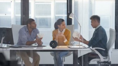 4 k yaratıcı ekibi 3d yazdırılmış nesneler seyir ve tartışmaya bir toplantıda