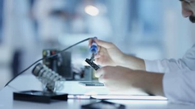 4k laboratuarda 3d yazdırma servisiyle çalışmak elektronik mühendislik ekibi