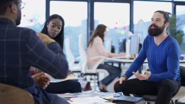 Equipo Negocios Casual Trabajando Juntos Mirando Papeleo Oficina Moderna — Vídeo de stock