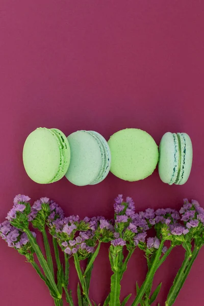 Pastel macaron o macarrón de arriba, coloridas galletas de almendras, colores pastel . — Foto de Stock