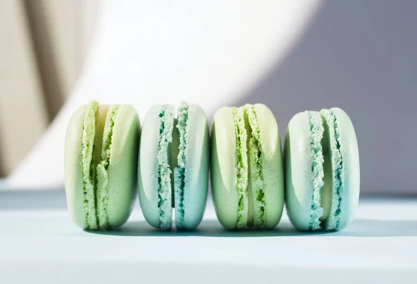 Cake macaron or macaroon from above, colorful almond cookies, pastel colors. — Stock Photo, Image