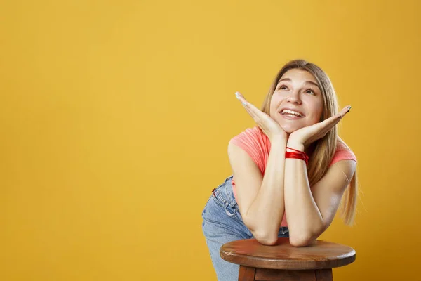 Retrato de belleza de joven adorable mujer rubia de aspecto fresco —  Fotos de Stock