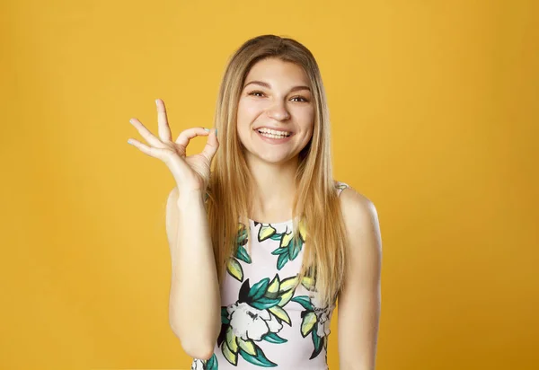 Schönheit Porträt der jungen entzückenden frisch aussehenden blonden Frau — Stockfoto