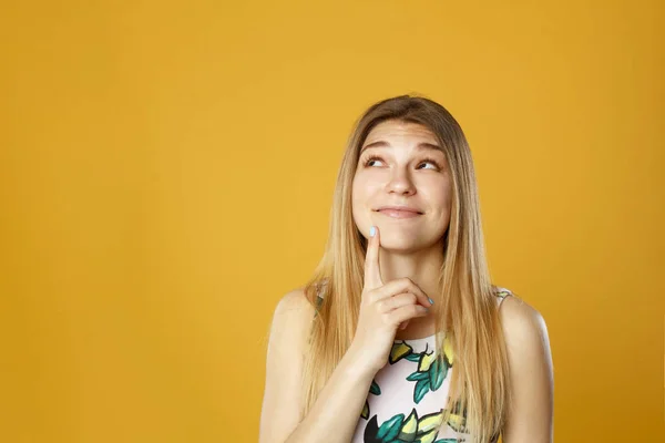 Retrato de beleza de jovem adorável fresco procurando mulher loira — Fotografia de Stock