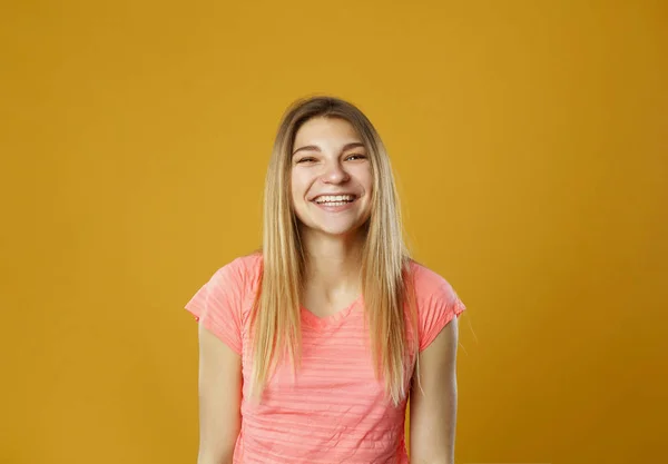 Retrato de belleza de joven adorable mujer rubia de aspecto fresco —  Fotos de Stock