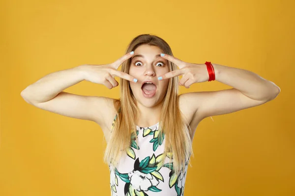 Schönheit Porträt der jungen entzückenden frisch aussehenden blonden Frau — Stockfoto