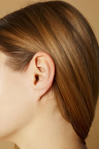 Szczegóły głowy z kobiecego ludzkiego ucha i włosów zbliżenie — Zdjęcie stockowe