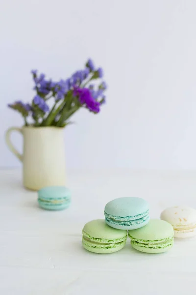 Pastel macaron o macarrón de arriba, coloridas galletas de almendras, colores pastel . — Foto de Stock