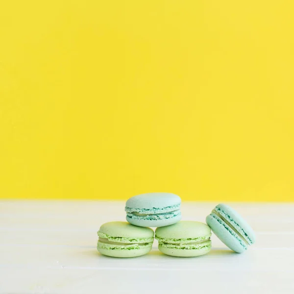 Pastel macaron o macarrón de arriba, coloridas galletas de almendras, colores pastel . — Foto de Stock