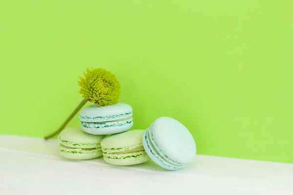 Pastel macaron o macarrón de arriba, coloridas galletas de almendras, colores pastel . — Foto de Stock