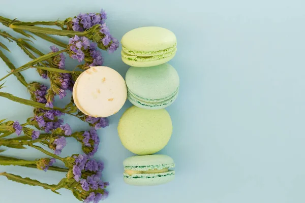 Cake macaron or macaroon from above, colorful almond cookies, pastel colors. — Stock Photo, Image