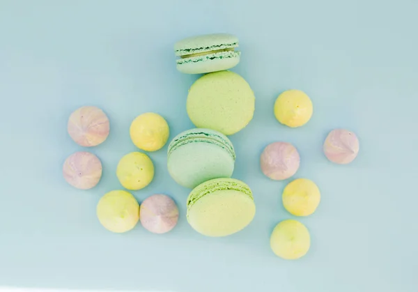 Pastel macaron o macarrón de arriba, coloridas galletas de almendras, colores pastel . — Foto de Stock