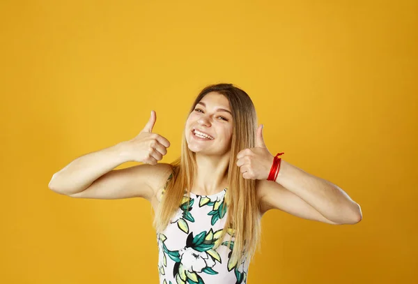 Krása portrét mladé rozkošné čerstvě vypadající blondýny — Stock fotografie