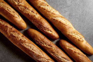 Gri bir yüzeyde taze pişmiş baget. Üst görünüm.