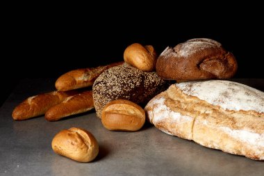 Gri yüzeyde taze hamur işleri. Siyah arkaplan.