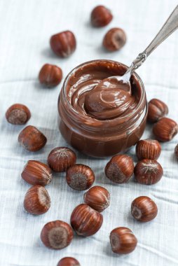 Çikolata kremalı ve fındıklı kavanoz..
