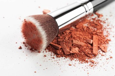 Profesyonel makyaj fırçası ve yüz kızarması beyaz renkte izole edilmiş..