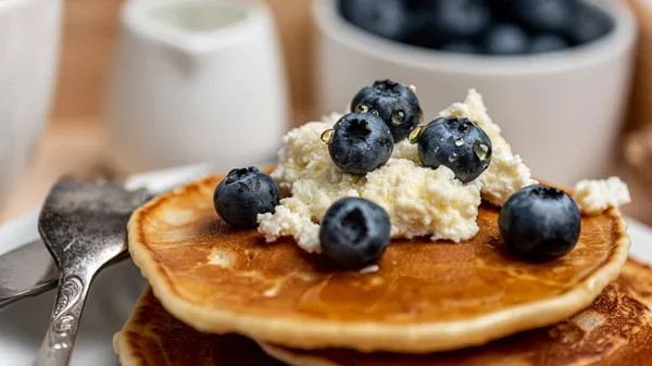 Gesunde Ernährung Leckere Pfannkuchen Mit Blaubeeren Quark Und Honig Zum — Stockfoto