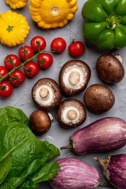 Sağlıklı sebze bileşimi. Sağlıklı beslenmek için patlıcan, kabak, domates, mantar, ıspanak ve dolmalık biber..